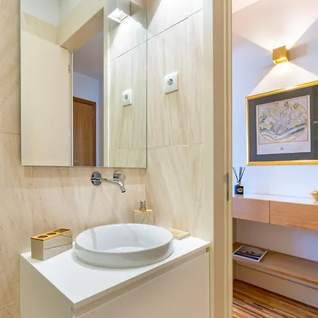Appartamento Stylish Poveiros Flat W Balcony By Lovelystay