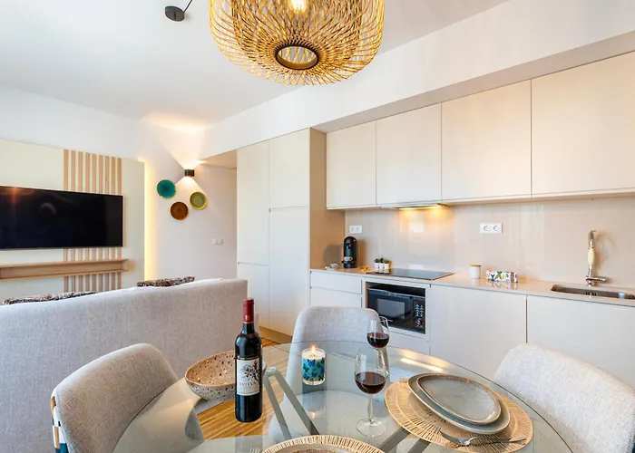 Stylish Poveiros Flat W Balcony By Lovelystay